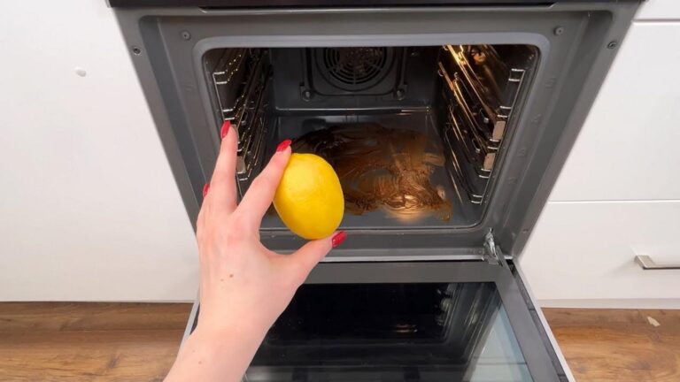 Cette astuce incroyable avec un citron va faire briller votre four comme jamais…